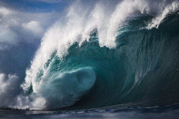 powerful large ocean wave