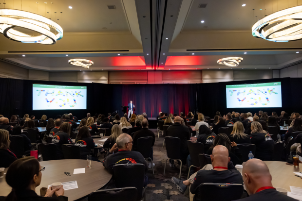 20260211_Dynami_SAMM-RACING_CCCC0270 Presentation in room full of people at SAMM 2026